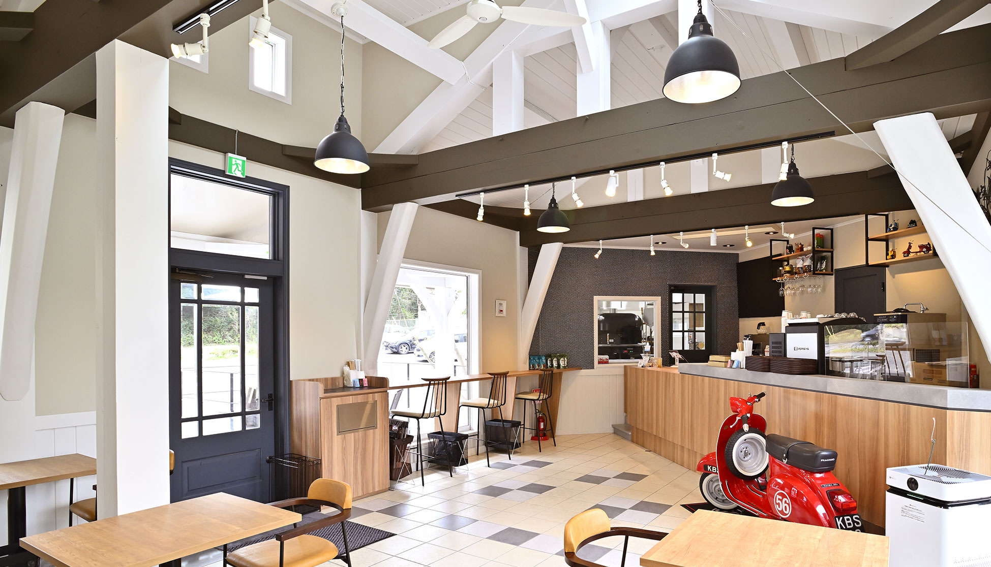 木と暖かみのある色の壁がヨーロッパ調で落ち着いた雰囲気です。