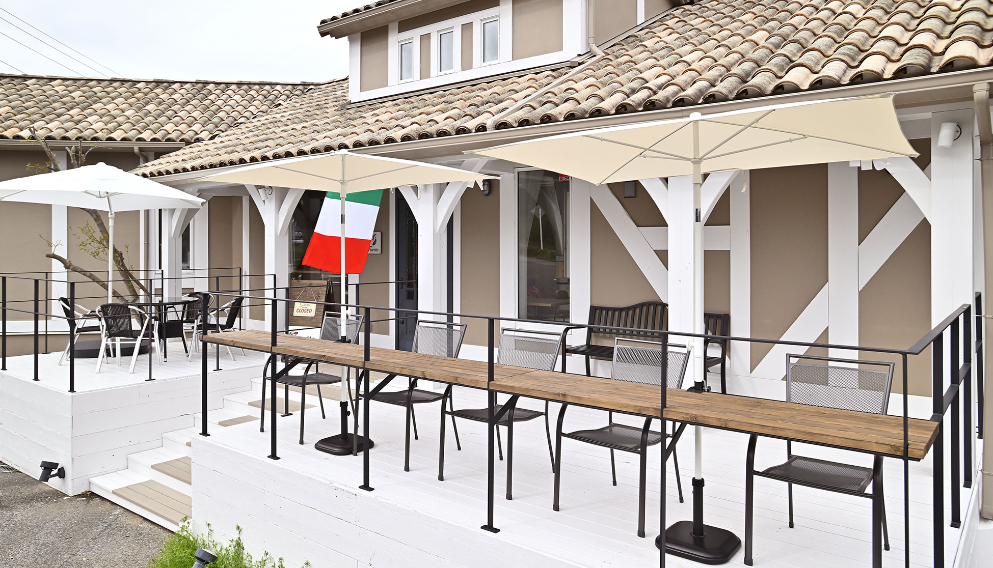 オープンエアな環境のデッキでは湖畔ならではの開放感があり季節ごとの風を感じながらお食事をお楽しみください。