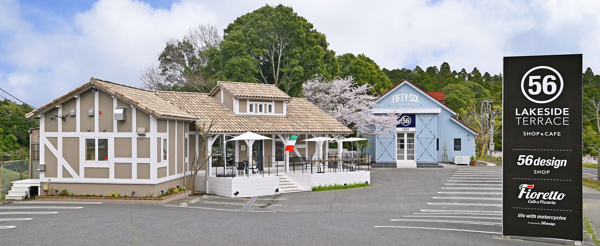 目印の看板|Fioretto Cafe and pizzeria