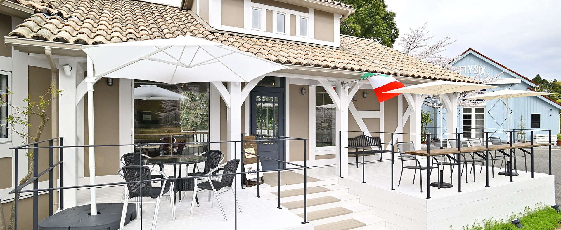 テラス席と入り口|Fioretto Cafe and pizzeria